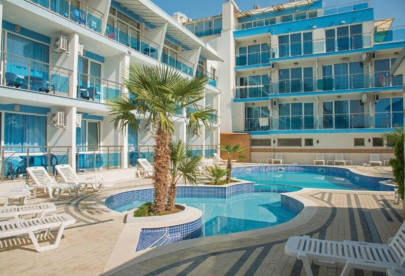 غرفة قياسية مطلّة علي حمام السباحة, Eskada Beach