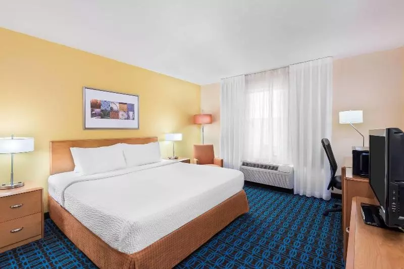 キングサイズベッドのスタンダードルーム, Fairfield Inn & Suites By Marriott Springdale