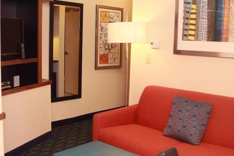 キングサイズベッドのスタンダードルーム, Fairfield Inn & Suites By Marriott Fairmont