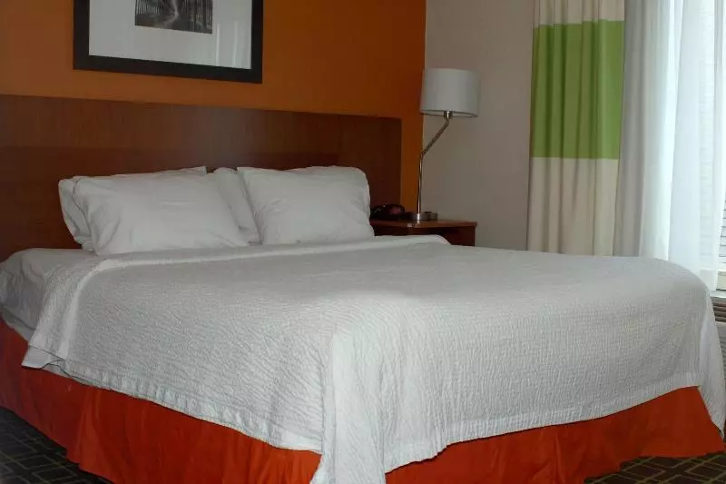 キングサイズベッドのスタンダードルーム, Fairfield Inn & Suites By Marriott Fairmont