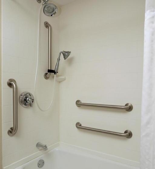 身障者適用クイーンサイズベッドルーム, Holiday Inn Express And Suites Batavia, An Ihg