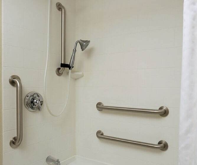 身障者適用スイートルーム, Holiday Inn Express And Suites Batavia, An Ihg