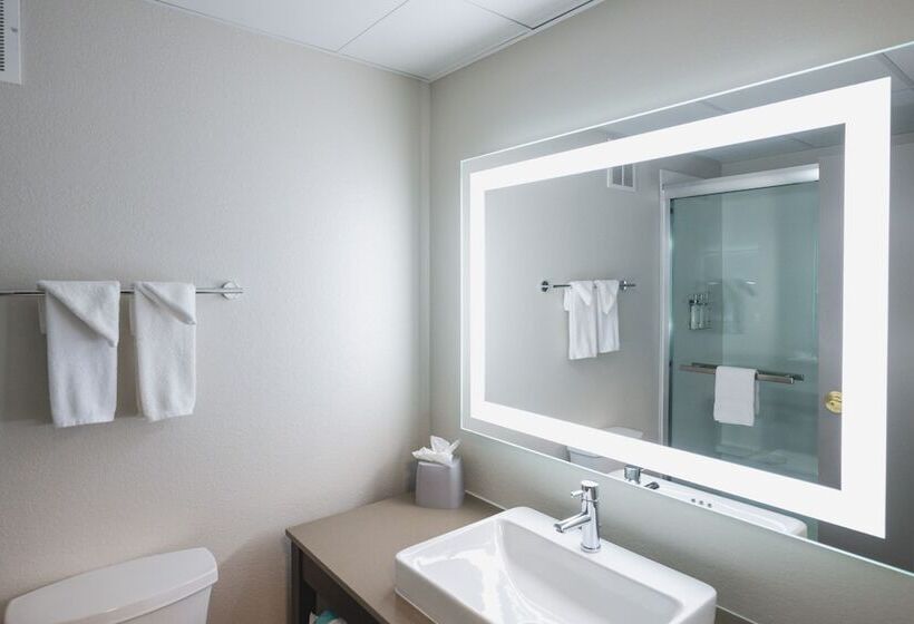 جناح, Holiday Inn Express & Suites Marquette, An Ihg