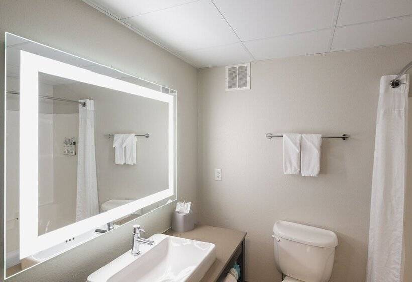 جناح, Holiday Inn Express & Suites Marquette, An Ihg