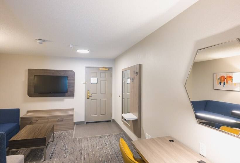 جناح, Holiday Inn Express & Suites Marquette, An Ihg