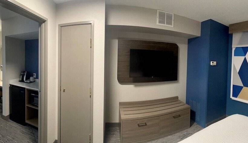 جناح, Holiday Inn Express & Suites Marquette, An Ihg