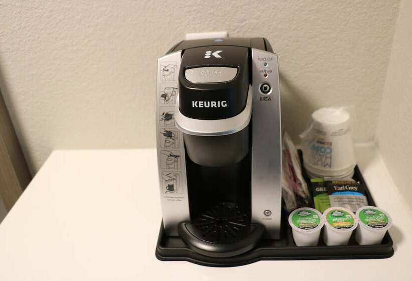 جناح, Holiday Inn Express & Suites Marquette, An Ihg