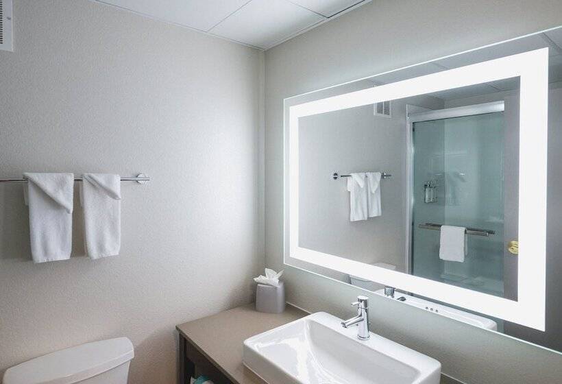 جناح, Holiday Inn Express & Suites Marquette, An Ihg