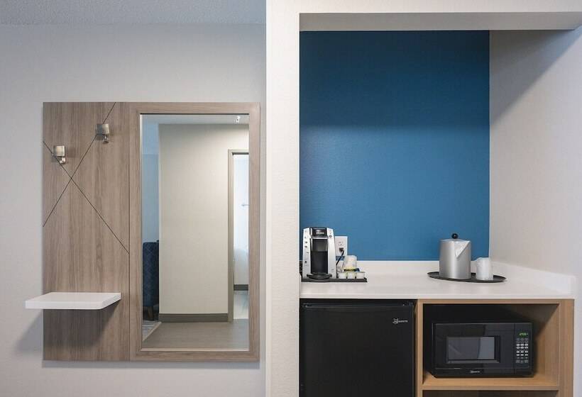 جناح, Holiday Inn Express & Suites Marquette, An Ihg