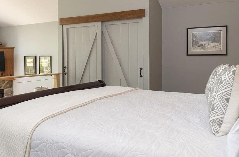 Suite with lake view, The Lodge At Moosehead Lake