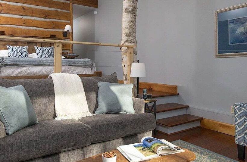 Suite with lake view, The Lodge At Moosehead Lake