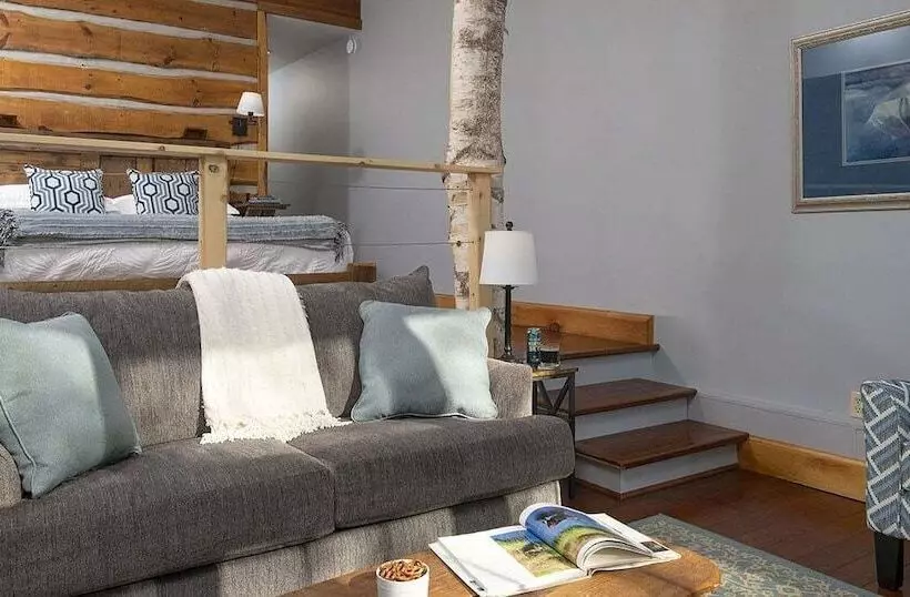 Suite with lake view, The Lodge At Moosehead Lake