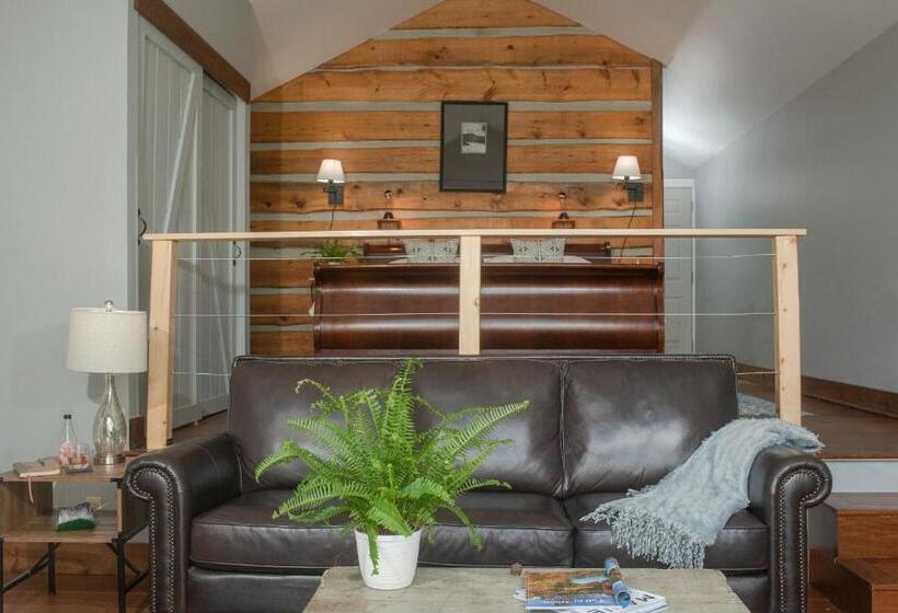 Suite with lake view, The Lodge At Moosehead Lake