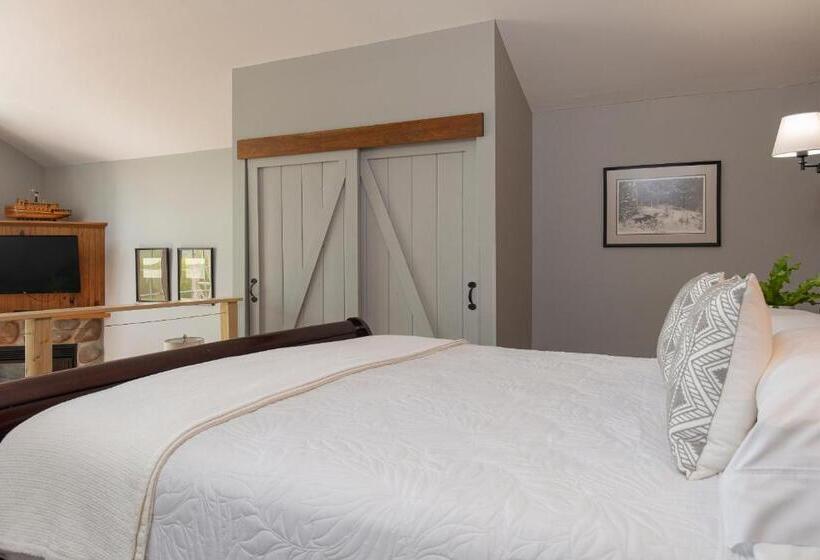 Suite with lake view, The Lodge At Moosehead Lake