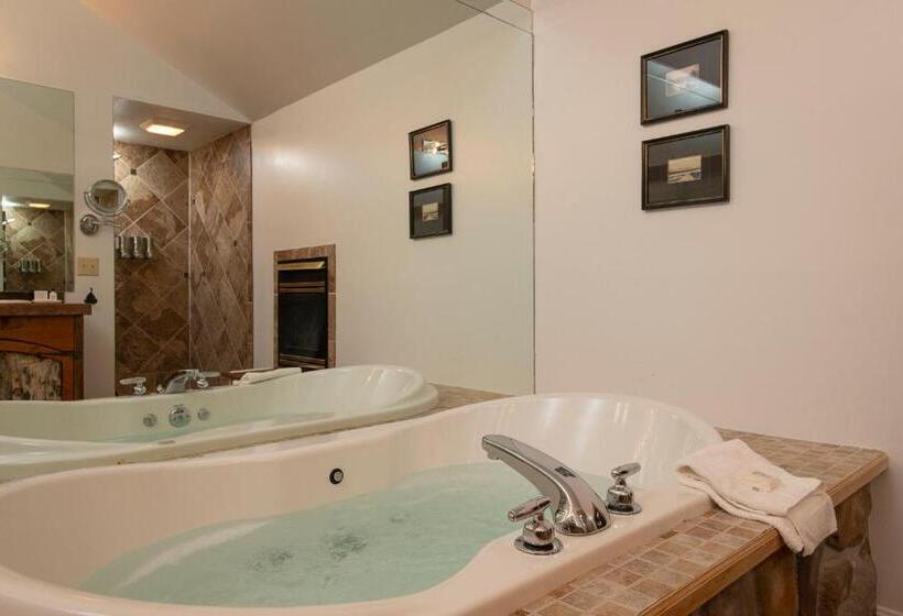 Suite with lake view, The Lodge At Moosehead Lake