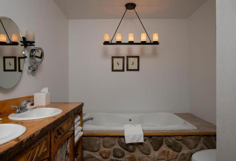 Suite with lake view, The Lodge At Moosehead Lake