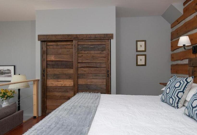 Suite with lake view, The Lodge At Moosehead Lake