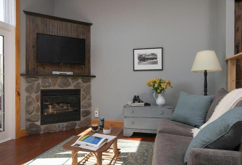 Suite with lake view, The Lodge At Moosehead Lake