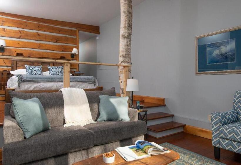 Suite with lake view, The Lodge At Moosehead Lake