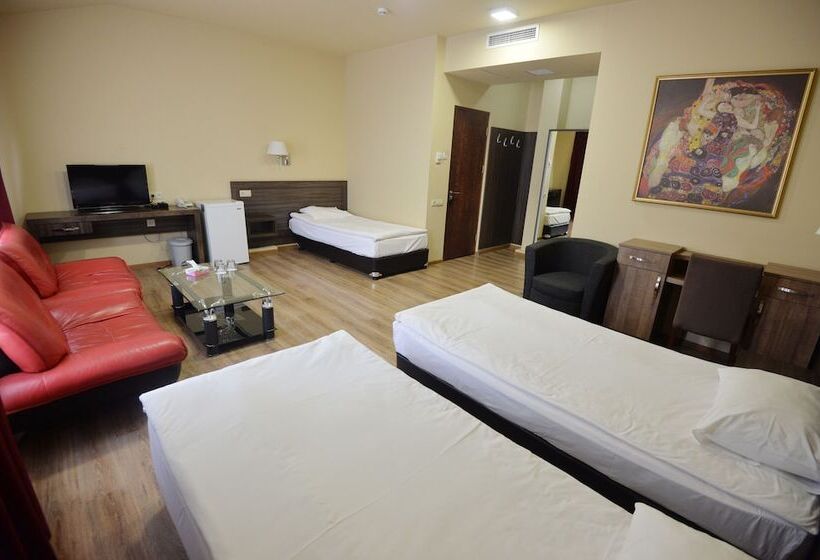 스탠다드 트리플 룸, Yerevan Deluxe