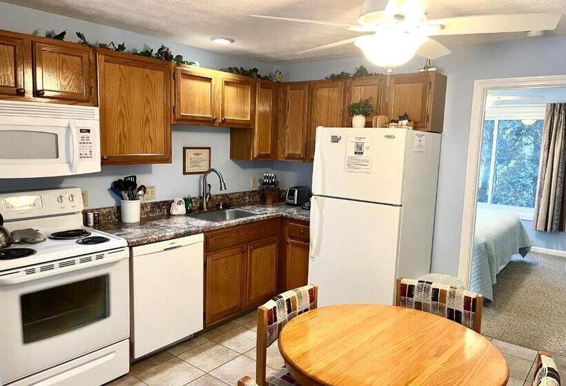 جناح سرير كينج, Elmwood Resort