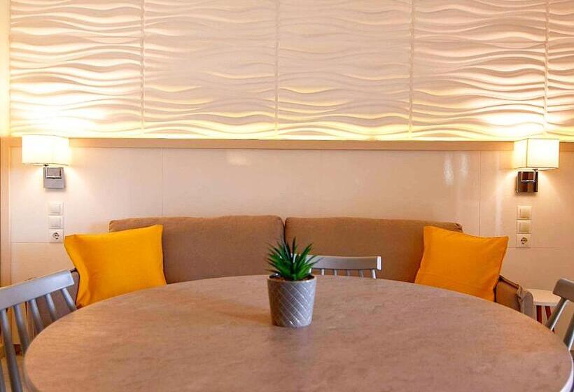 חדר משפחתי, Alonia