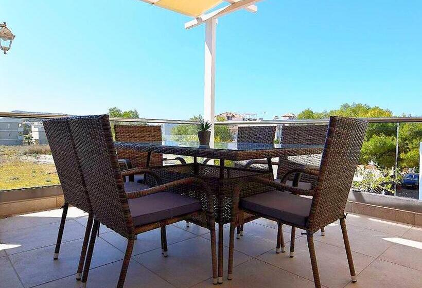 חדר משפחתי, Alonia