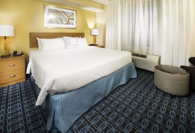 キングサイズベッドのスタンダードルーム, Fairfield Inn & Suites Burley