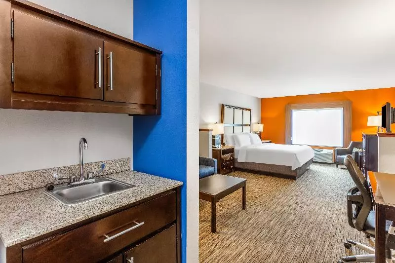 キングサイズベッドのスイートルーム, Holiday Inn Express   Albert Lea, An Ihg