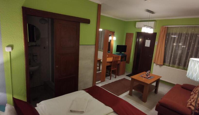 Comfort room with balcony, Oswaldo