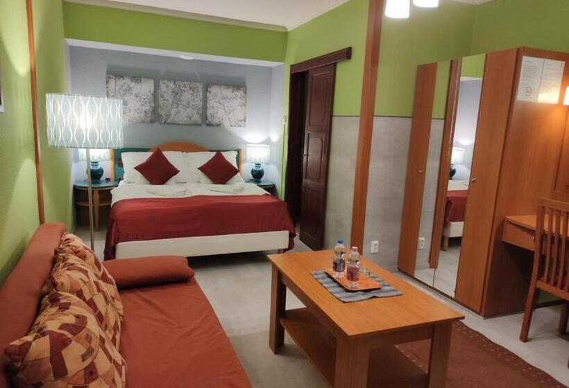 Comfort room with balcony, Oswaldo