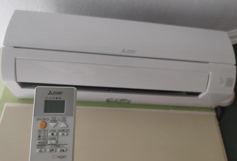 Comfort room with balcony, Oswaldo