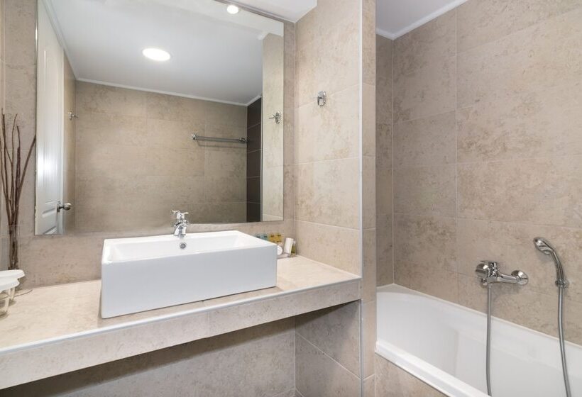 اتاق استاندارد با چشمانداز استخر, Varres