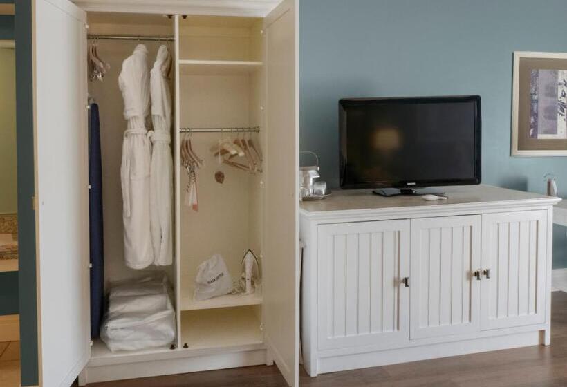 חדר סטנדרט, מיטת קינג, מותאם לאדם עם מוגבלויות, Watkins Glen Harbor