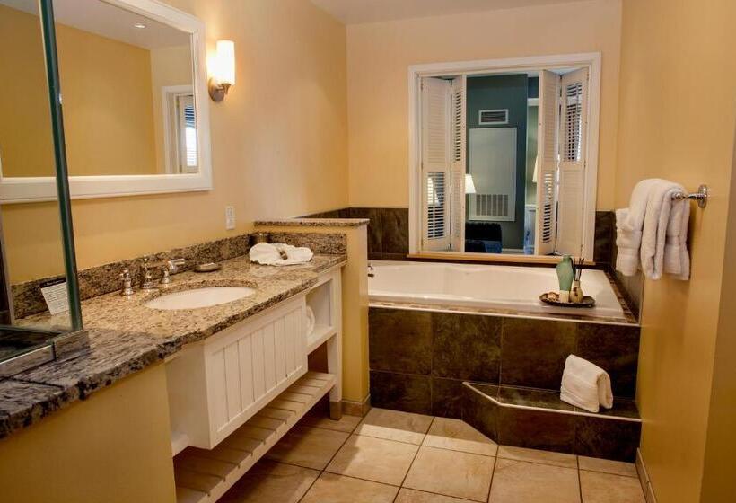 מיטת קינג בסוויטה, Watkins Glen Harbor