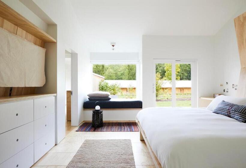 جناح مطلّ علي الحديقة, Tourists