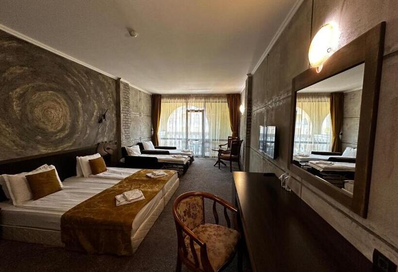 Номер Superior с Балконом, Art Hotel Babylon