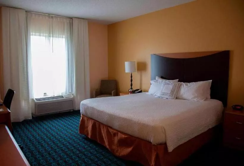 キングサイズベッドのスタンダードルーム, Fairfield Inn & Suites Bedford