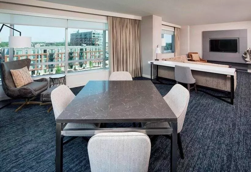 クラブスイート, The Westin Edina Galleria