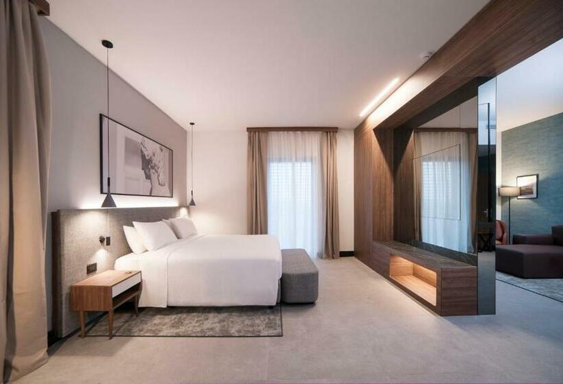 سوییت جونیور, Radisson Hotel Nola Naples