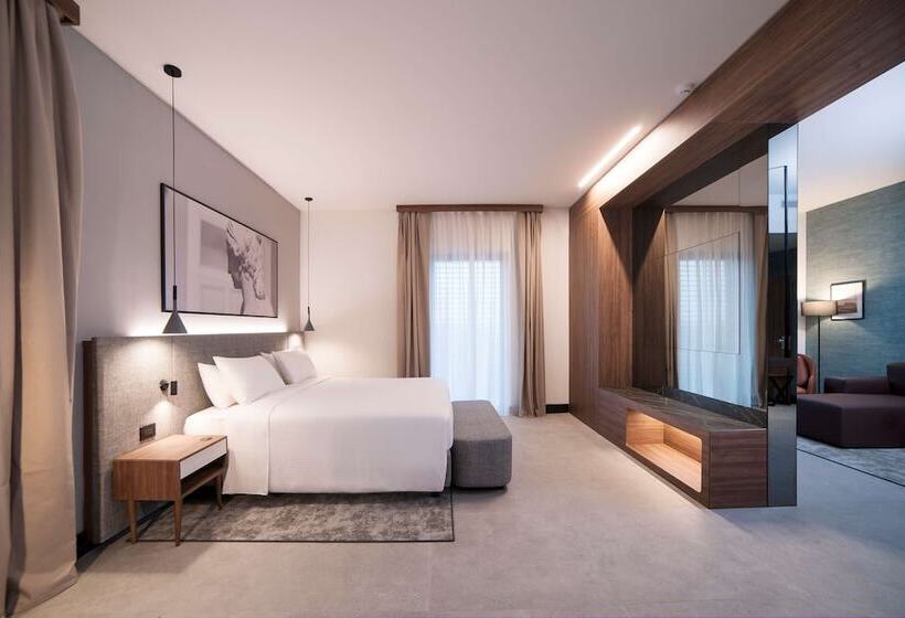 سوییت جونیور, Radisson Hotel Nola Naples
