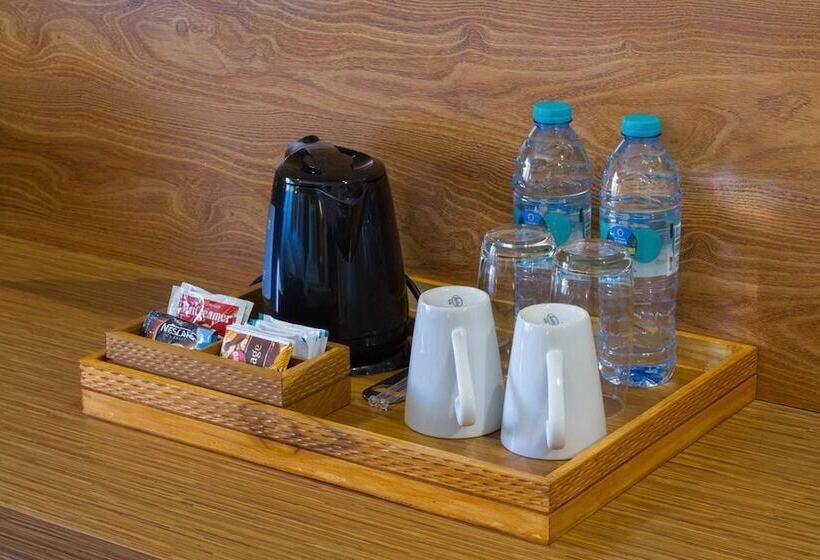 חדר פרמיום עם נוף לבריכה, Adhi Jaya