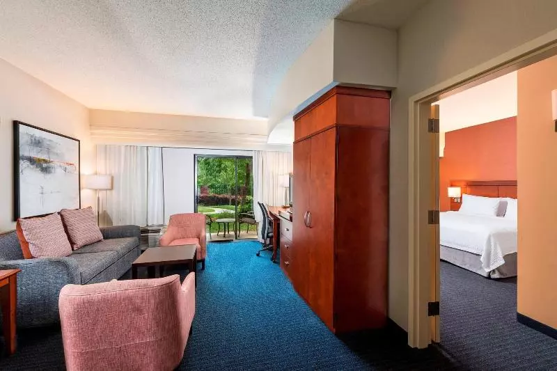 キングサイズベッドのスイートルーム, Courtyard By Marriott Atlanta Buford Mall Of Georgia