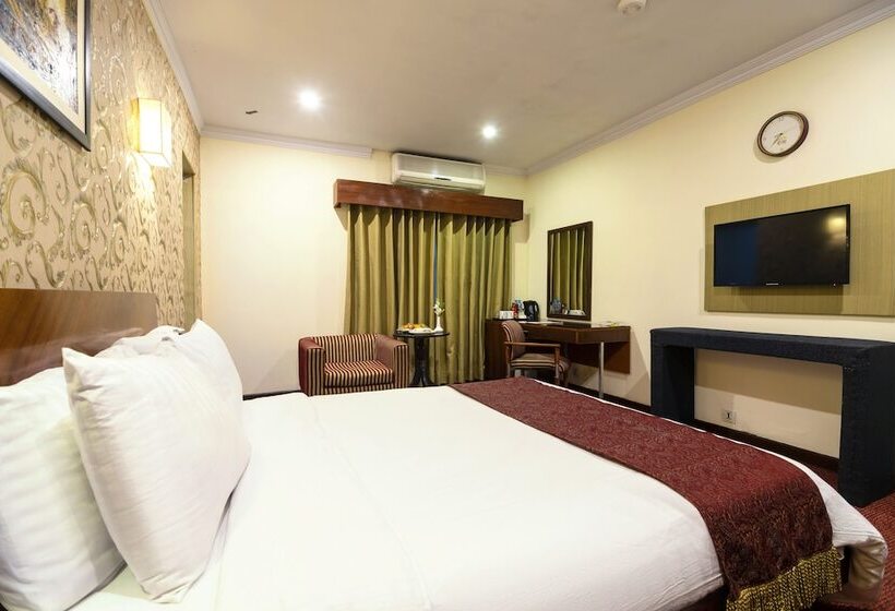 اتاق لوکس, One The Mall Lahore