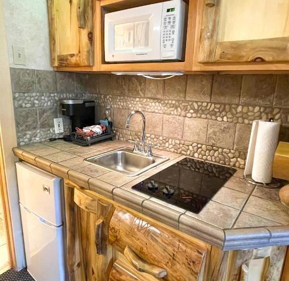 جناح ديلوكس, Spirit Lake Lodge