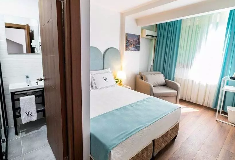 Economy Triple Room, Vera