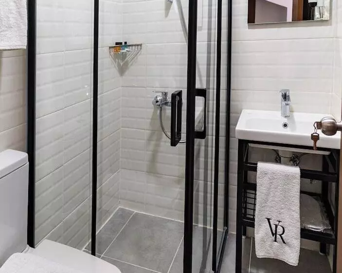 Economy Triple Room, Vera