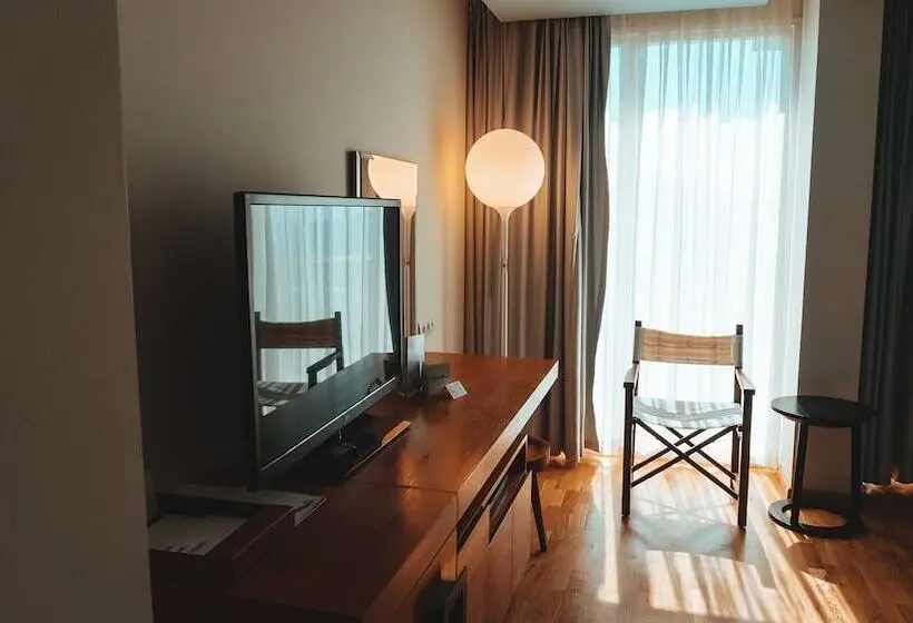 Comfort room with garden view