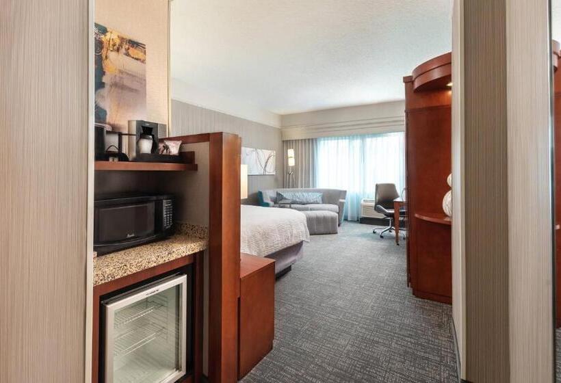 غرفة ديلوكس سرير كينج, Courtyard By Marriott Greenville Downtown