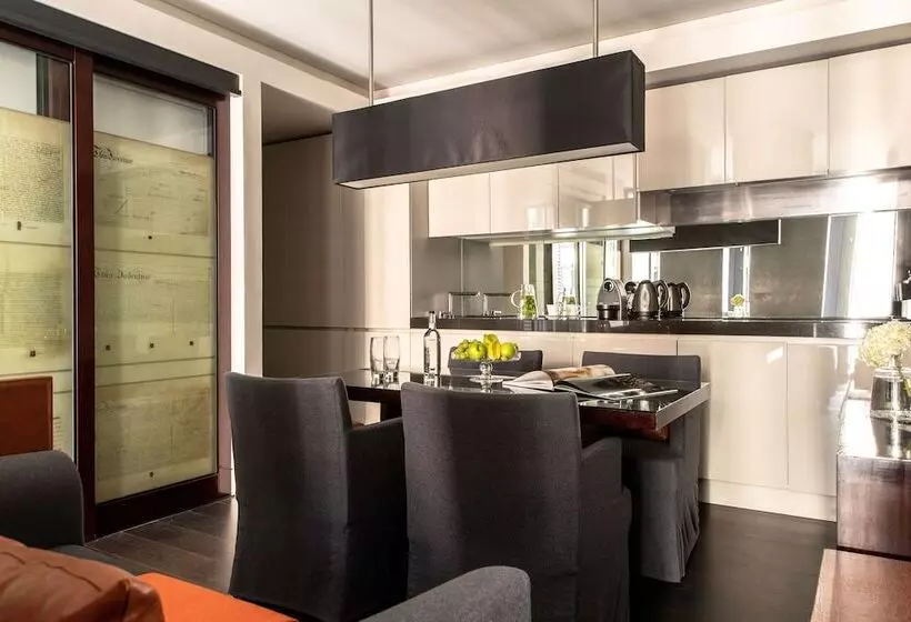 スタンダードスタジオ, Grosvenor House Suites